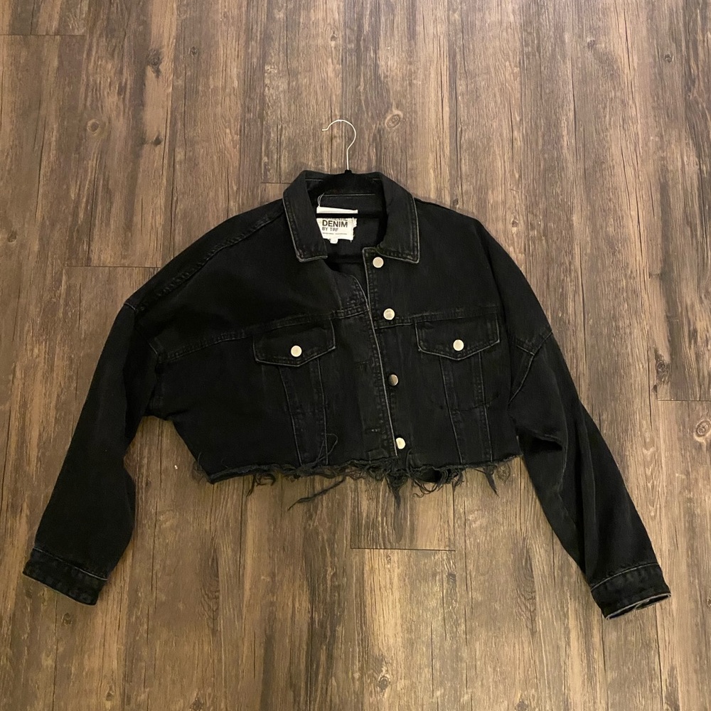 ZARA CROPPED BLACK DISTRESSED DENIM JEAN JACKET